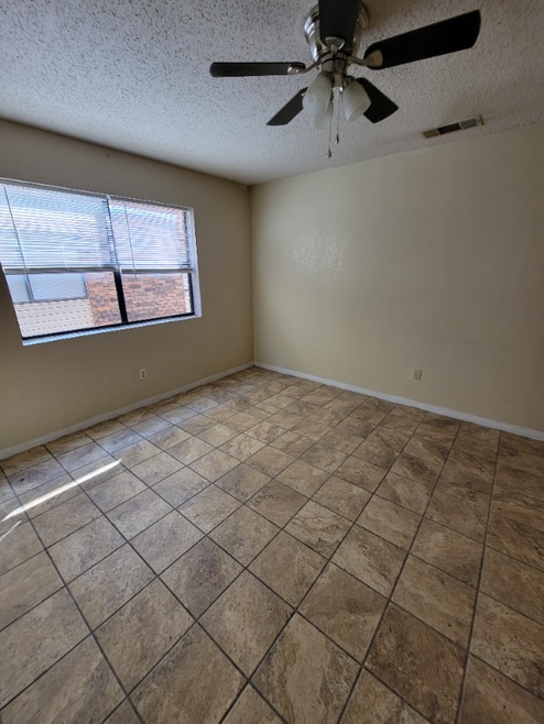 Building Photo - 104 E Truman Ave