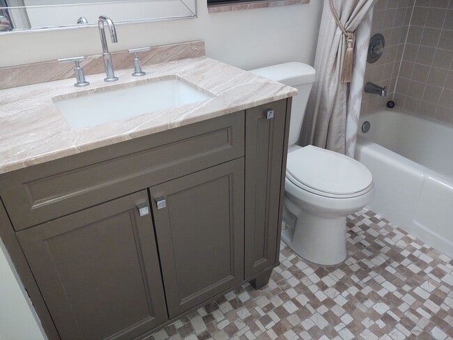 Building Photo - Gorgeous 3 bedroom 2 bath townhome with FL...