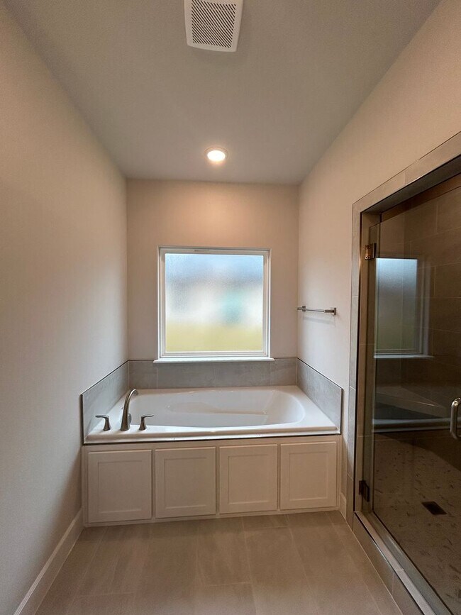 Building Photo - Beautiful Modern Home in Pea Ridge!