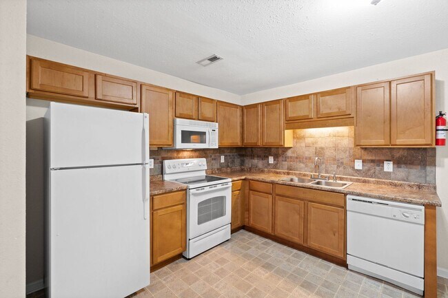 Building Photo - 504 Luxury Dr