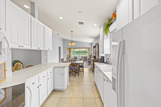 Building Photo - 12120 SW Elsinore Dr