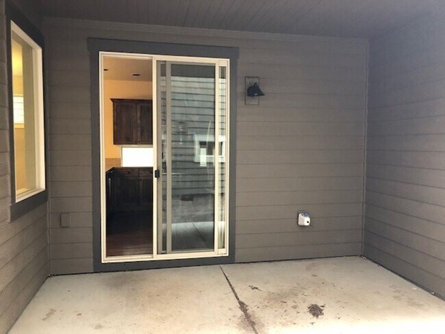 Building Photo - 20793 NE Sierra Dr