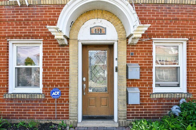 Building Photo - 610 Columbia Ave