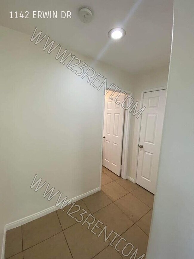 Building Photo - 1142 Erwin Dr