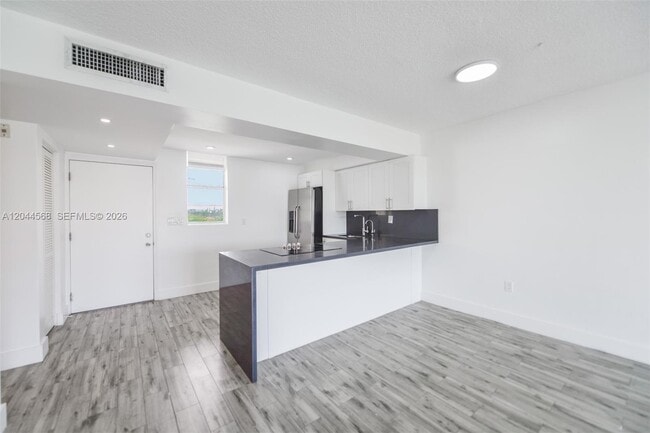 Building Photo - 2851 Leonard Dr