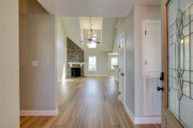 Building Photo - Fantastic Open Floor Plan Home With Stone ...