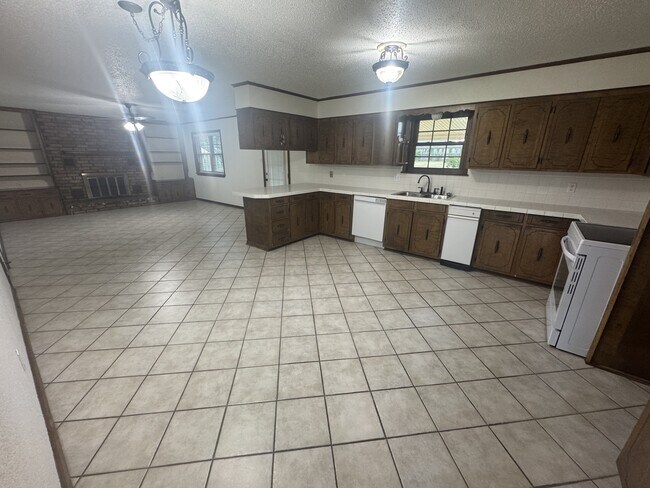 Building Photo - 1619 Leawood Dr