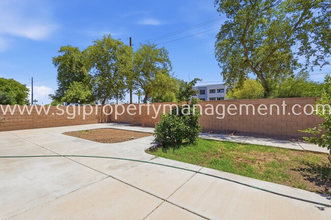 Building Photo - 6827 N 71st Dr