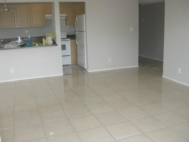 Building Photo - 605 S Pine Island Rd