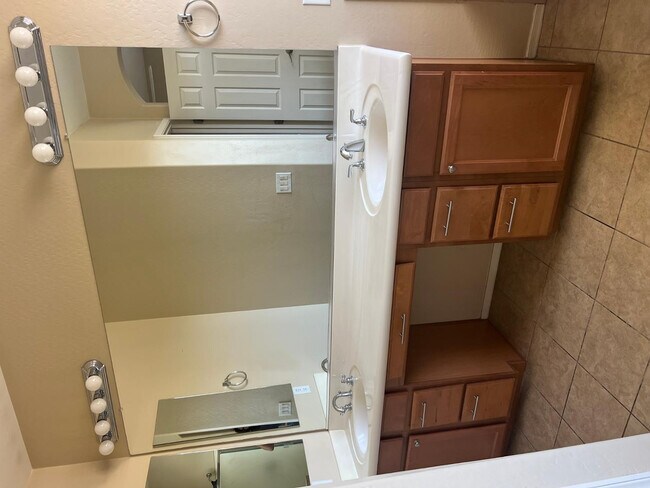 Building Photo - 10335 W Robin Ln