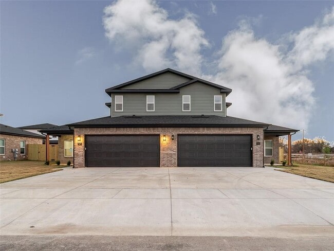 Building Photo - 511 Cosmos St