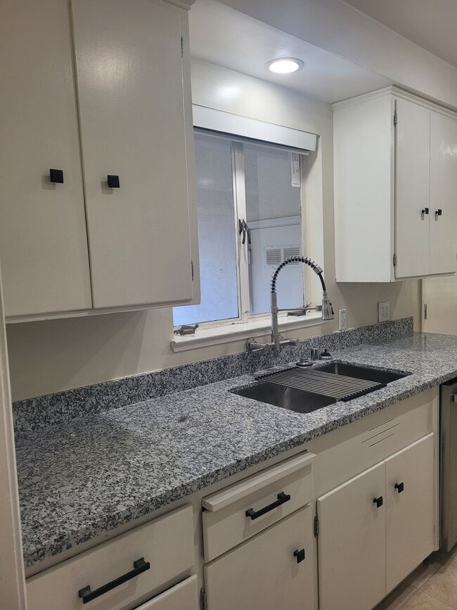 Building Photo - 3 bedroom home close to Land Park