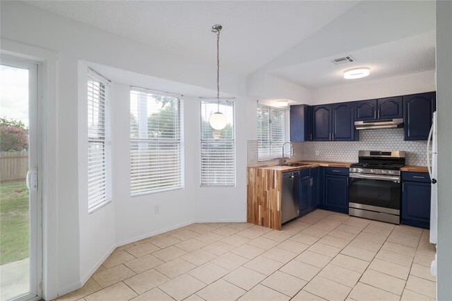 Building Photo - 804 Lone Tree Ct