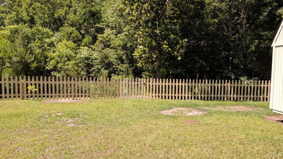 Building Photo - 742 Red Pine Dr