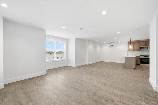 Building Photo - 180 Deer Park Ave