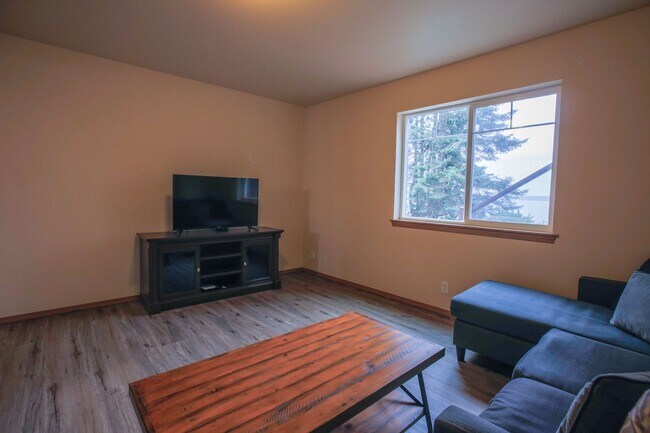 Building Photo - Beautiful Penn Cove View Home and Dog Frie...