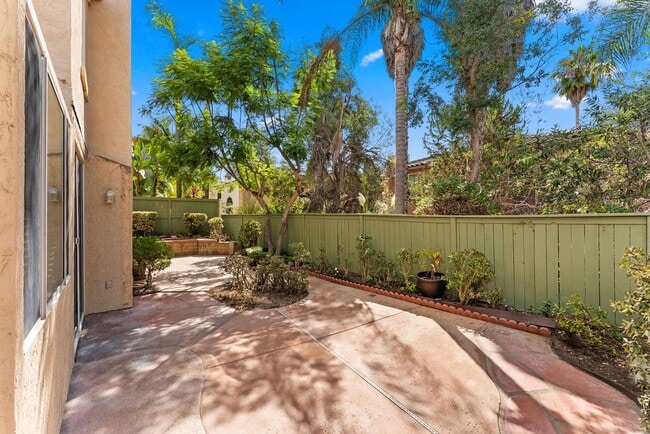 Building Photo - 4 Bed/2.5 Bath Vista Residence Beautifully Upgraded and Ready for Move In!