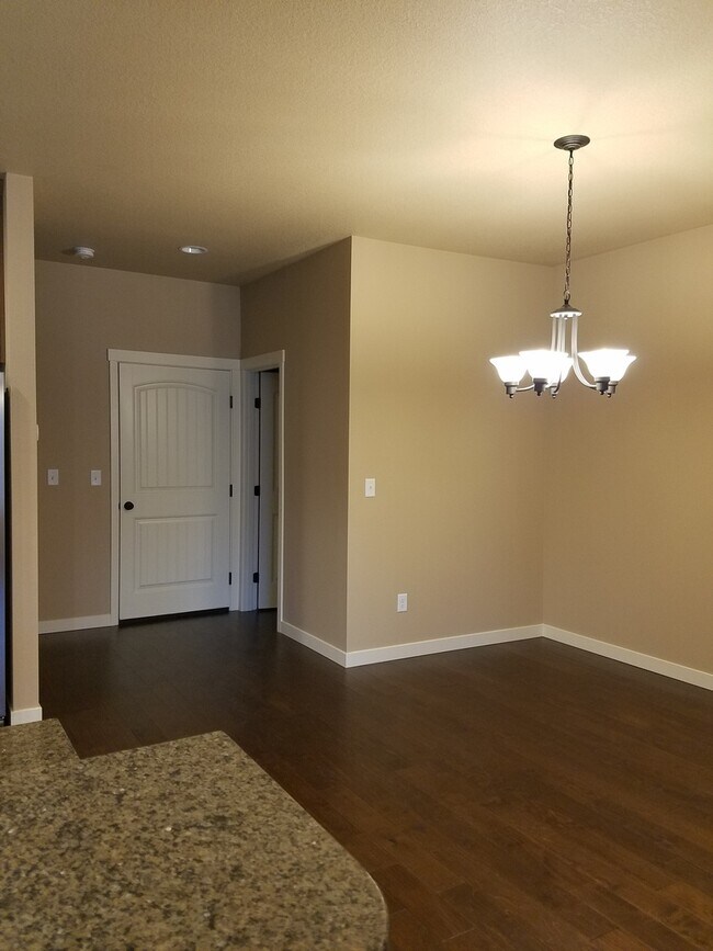 Building Photo - High end town home in perfect location