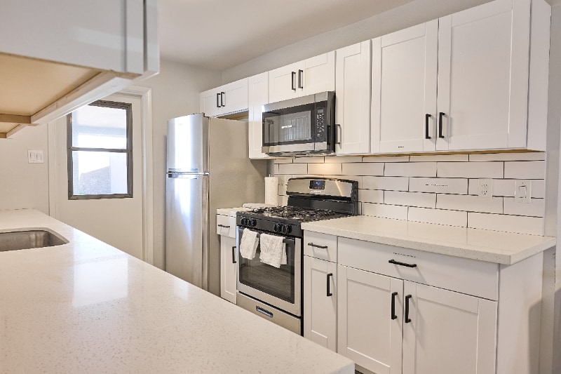 Building Photo - 3011 Pine Tree Dr