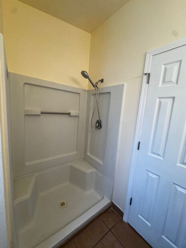 Building Photo - Spacious & Immaculate 3-Bed / 2-Bath Home