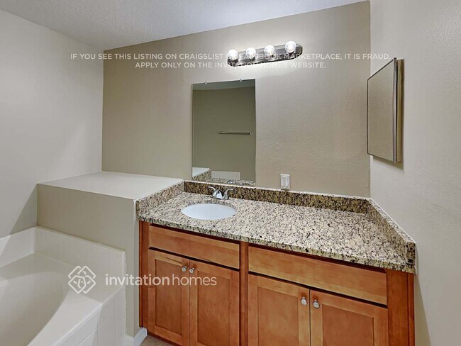 Building Photo - 2029 Needle Palm Dr