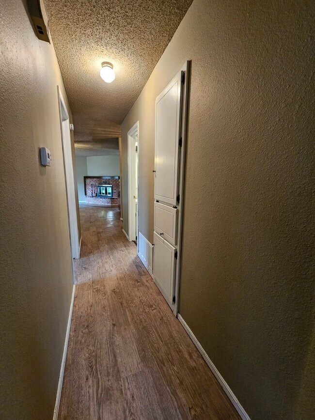 Building Photo - (3) Bed/(2) Bath Near Schools and Shopping! Avail NOW!