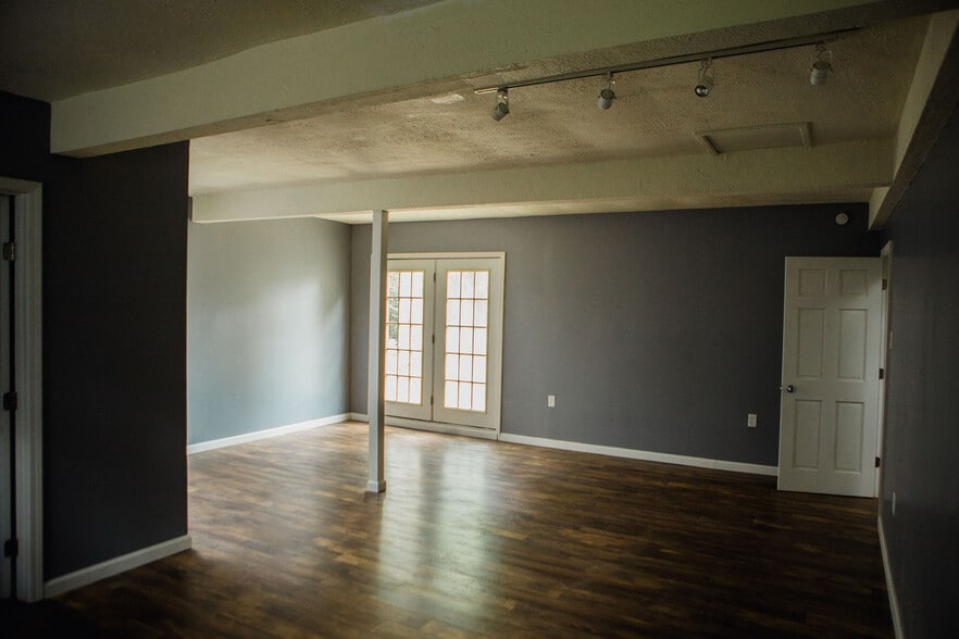 Building Photo - 3321 N Kinser Pike