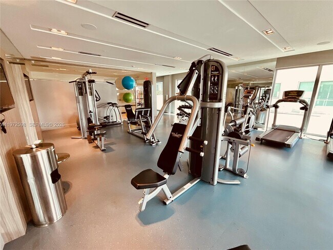 Building Photo - 1600 SW 1st Ave