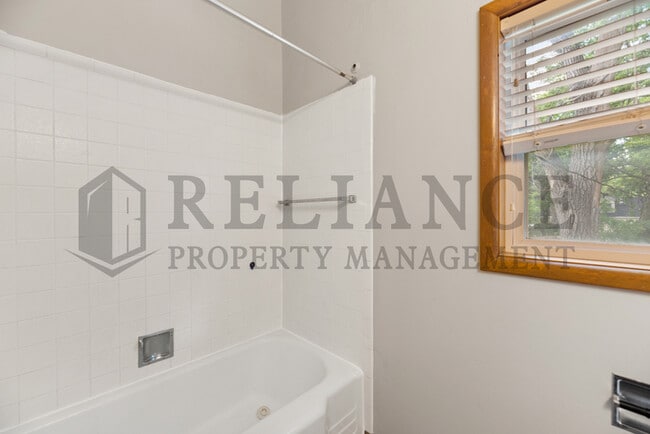 Building Photo - 533 S Westview Dr