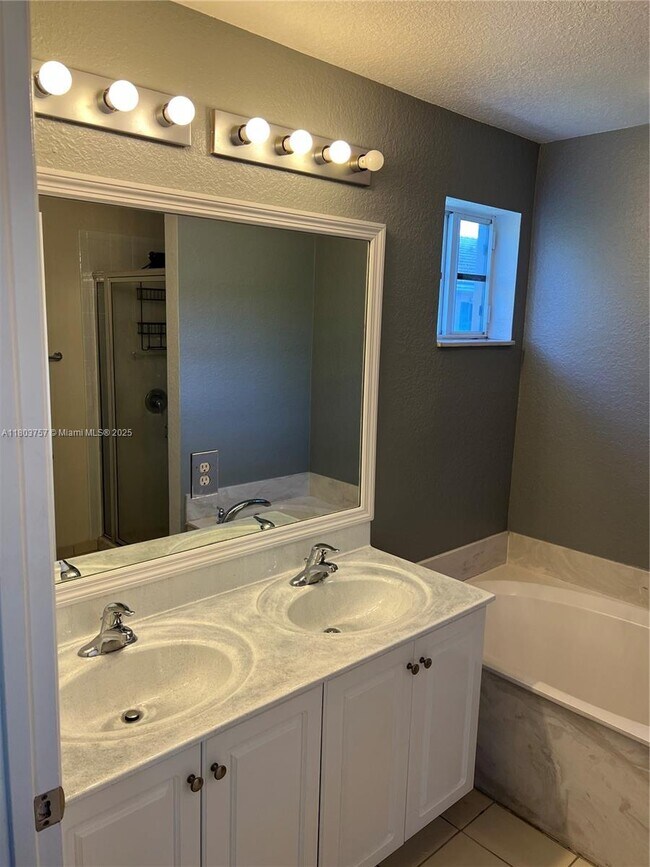 Building Photo - 6065 SW 19th Ct