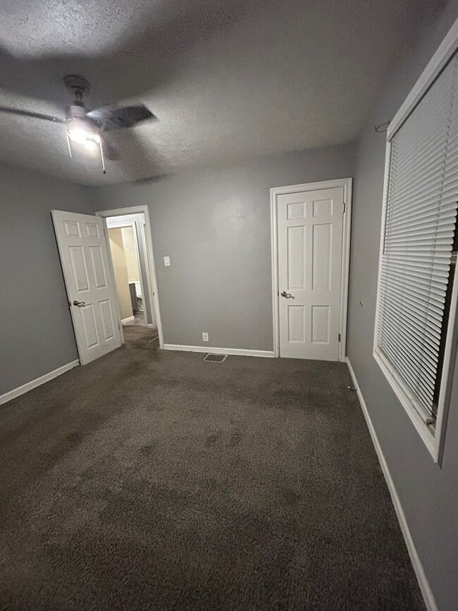 Building Photo - 3 Bedroom 1 Bathroom HOUSE