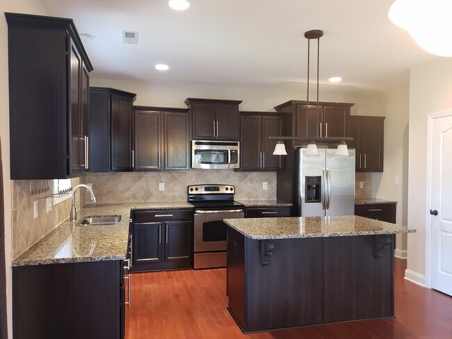 Building Photo - Fenced Back Yard, Screened Back Patio, Lexington Plantation!