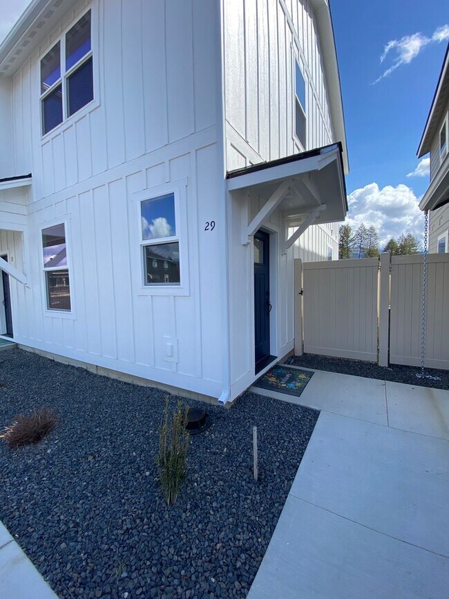 Building Photo - New Townhome in Priest River