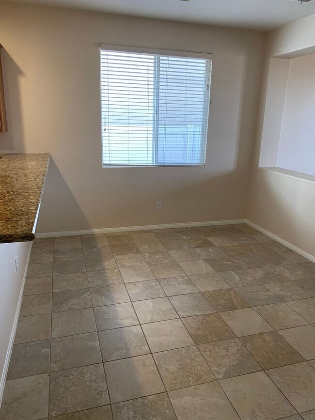 Building Photo - 3 BEDROOM VICTORVILLE HOME