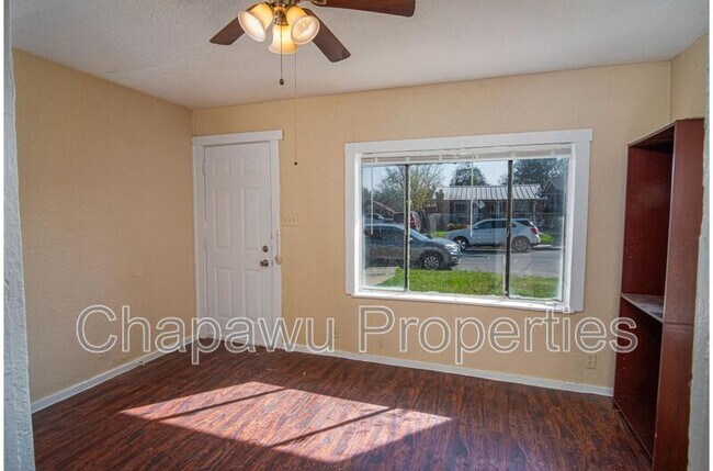 Building Photo - 819 Larry St