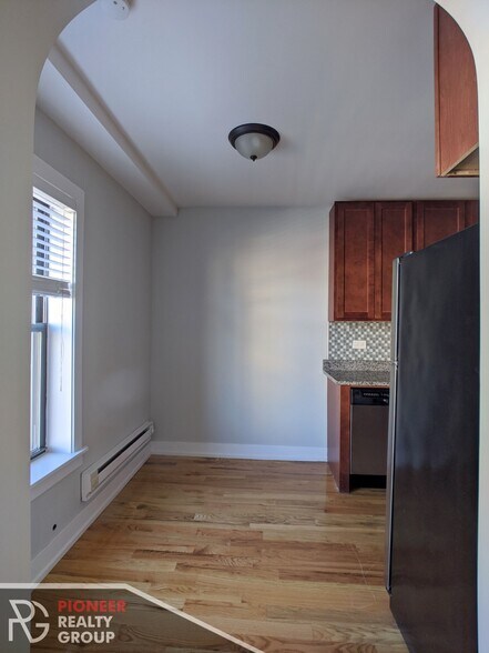 Building Photo - 556 W Arlington Pl