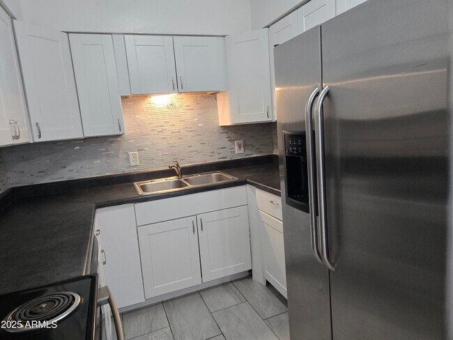 Building Photo - 2415 W Hazelwood St