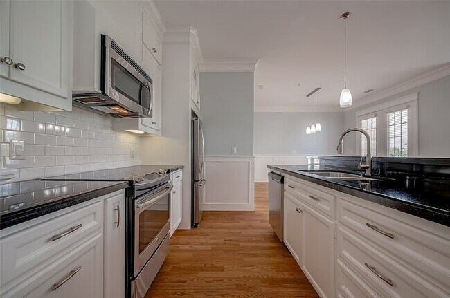 Building Photo - 2802 Morrison St