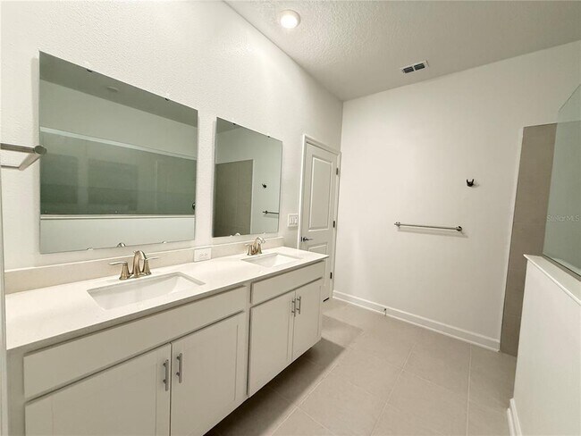 Building Photo - 7117 Dilly Lake Ave