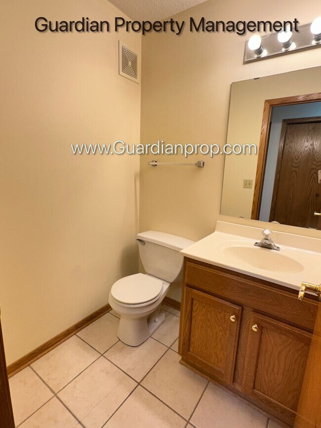 Building Photo - Richfield 2nd Floor Apartment, Very Spacio...
