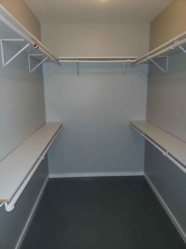 Building Photo - Spacious 2-level apartment with 1 bedroom and 2 full baths located in Kansas City, MO.