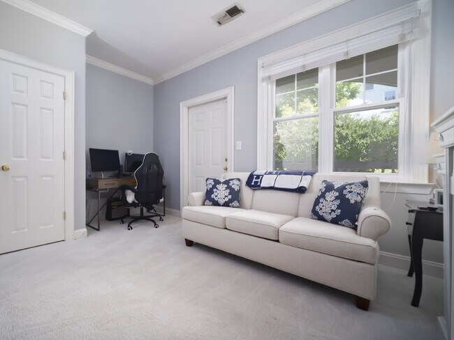 Building Photo - "Charming 3-Bedroom Condo with Cozy Fireplace - 1404 Sq Ft of Comfort in Prime NC Location!"