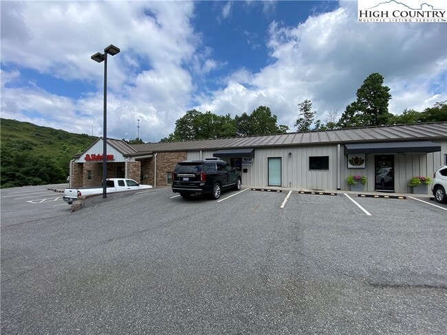 Building Photo - 875 Mt Jefferson Rd