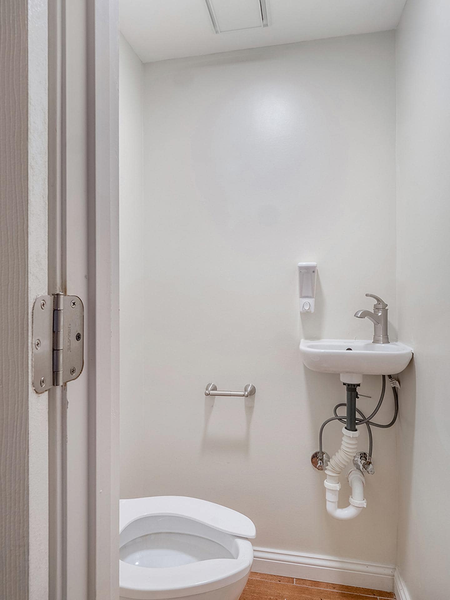 Building Photo - Spacious & sleek LeDroit Park apartment near wine bars & parks