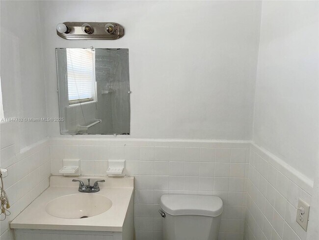 Building Photo - 2024 NE 26th St