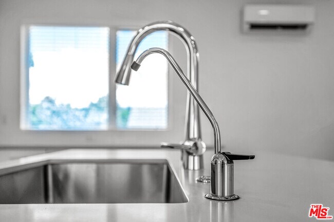 Building Photo - 5605 E Alloway Ct