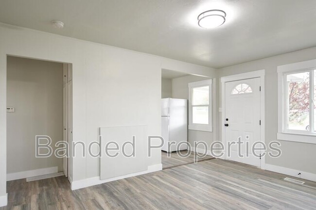 Building Photo - 263 Maple St