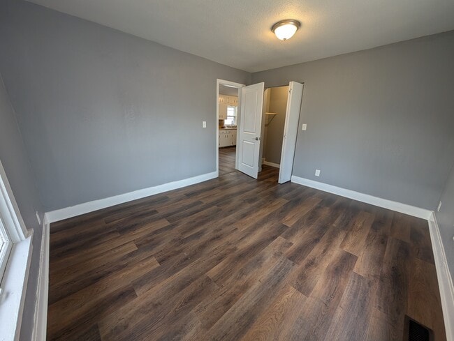 Building Photo - 415 SW Watson Ave