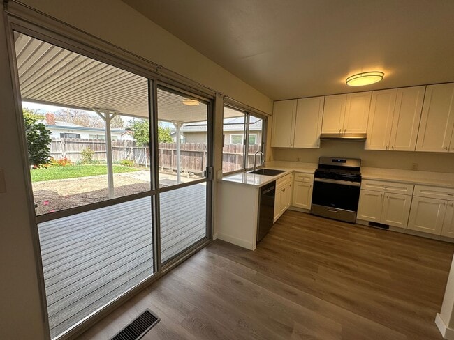 Building Photo - 1613 Carnation Ct