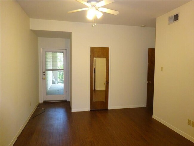 Building Photo - Close to Campus Great Room-Mate Layout